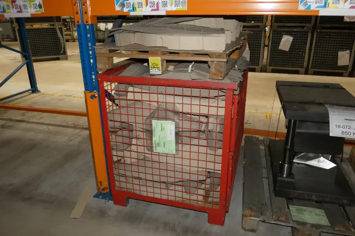 Konvolut Gefache-GK 375x278x72, 3 Streifen 12x4 Stege Umfang: Gitterbox und Palette mit Inhalt